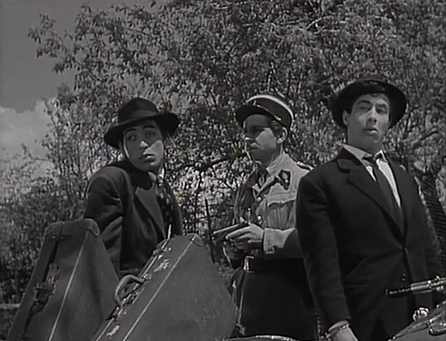 ميمو وجمال رمسيس في مشهد من الفيلم الفرنسي "ليس هناك سطو على ريكاردو" إنتاج 1957
