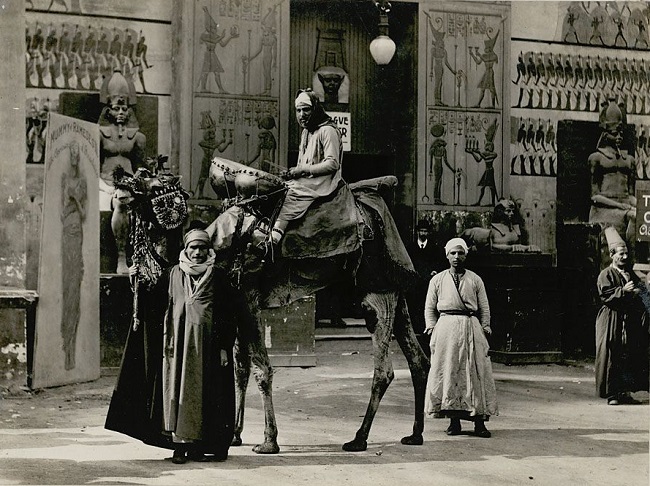 "معبد الأقصر" ووسيلة نقل مصرية في انتظار بدء جولة داخل "شوارع القاهرة"