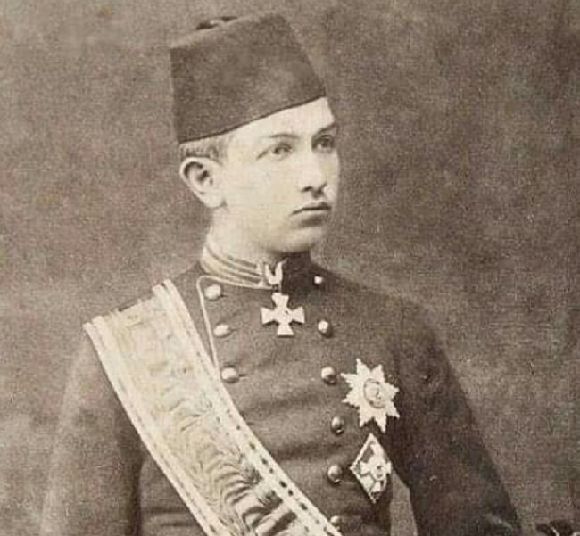 كان الخديوي عباس حلمي الثاني يبلغ 18 عاما عندما التقاه بنجالو لأول مرة