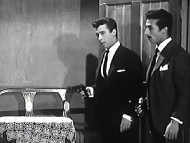 ميمو وجمال رمسيس في مشهد من فيلم إسماعيل ياسين بوليس سري