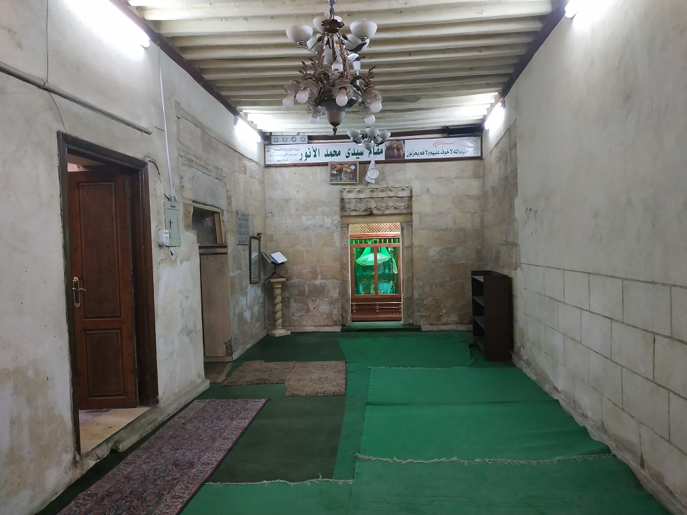 الممر الذي يلي مدخل المسجد ويقود إلى الضريح مباشرة