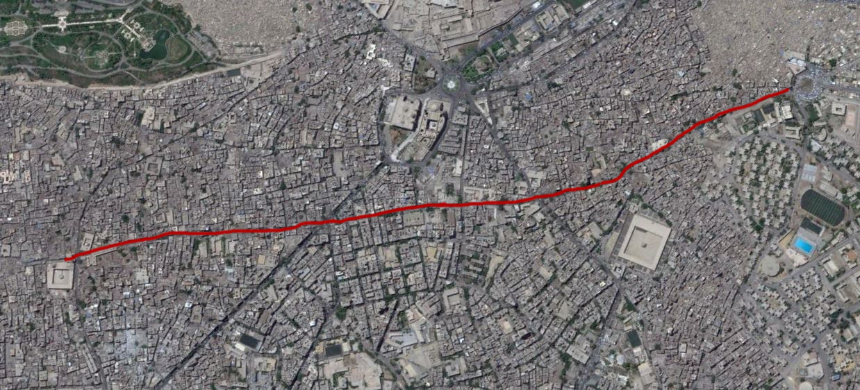 الخط الأحمر يوضح الشارع الرئيسي الذين يربط بين الفسطاط والقاهرة حاليا، وإلى اليمين يظهر بالقرب من الشارع جامع أحمد بن طولون