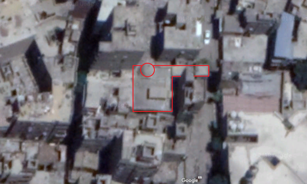 صورة توضح مساحة مسجد محمد الأنور في شارع الخليفة، حيث يتوارى المسجد خلف المنازل، ولا تطل على الشارع سوى واجهته الصغيرة.