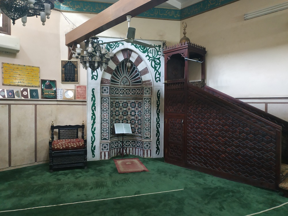 منبر ومحراب حديثان داخل منطقة الصلاة التي أضيفت حديثا للمسجد.