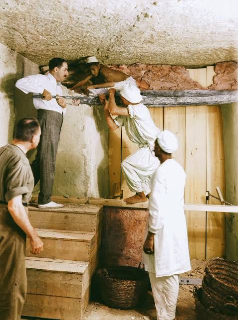 كارتر أثناء التوغل داخل حجرات المقبرة بعد اكتشافها